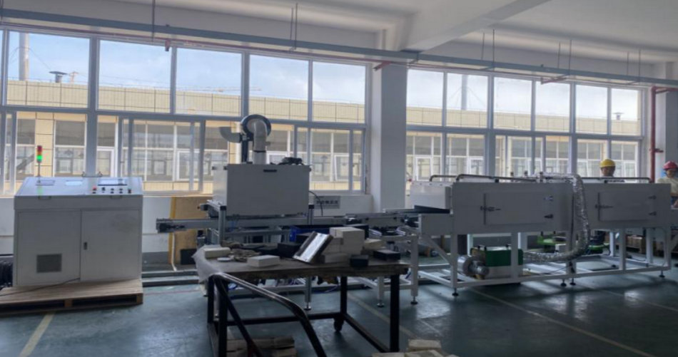 恒峰g22特瓷陶瓷橡胶复合衬板硫化喷胶线